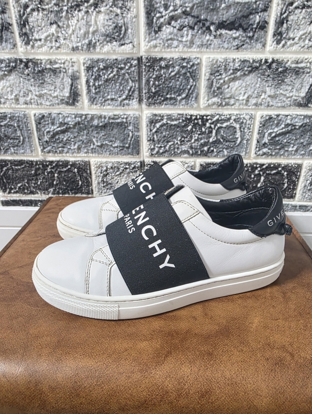 Givenchy Paris Kids  White/Black Leather Strap Sneakers  Size 32